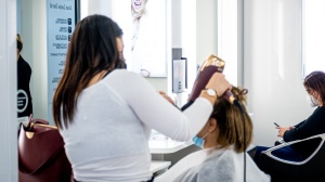 Il "kitty cut" è il taglio di capelli del 2024 ispirato ai gatti: ecco come realizzarlo 
