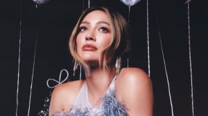 Il Natale di Hilary Duff arriva in anticipo: in arrivo "Holiday Things"