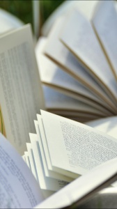 Intelligenza Artificiale e libri, arriva “Human Authored”: la certificazione per libri scritti da esseri umani