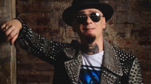 J-Ax ai giovani: "Ragazzi, stiamo attenti, non è finita"
