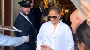 Jennifer Lopez e Ben Affleck: lei in Italia da sola lui si leva la fede