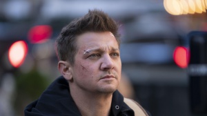 Jeremy Renner in condizioni critiche per un incidente, ecco quello che è successo all’attore di Avengers  
