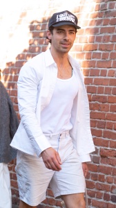 Joe Jonas, ecco cosa pensa il cantante del bacio tra la ex moglie Sophie Turner e Peregrine Pearson 
