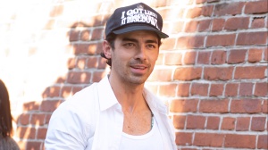 Joe Jonas, ecco cosa pensa il cantante del bacio tra la ex moglie Sophie Turner e Peregrine Pearson 