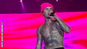 Justin Bieber annulla ufficialmente il tour mondiale: priorità al riposo e alla salute