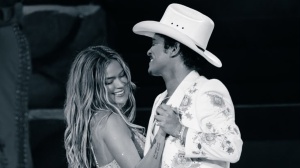 Karol G e Bruno Mars insieme in "Still": la collaborazione dell'anno ha finalmente un videoclip (e San Siro si avvicina)