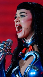 Katy Perry, show interstellare a Bologna: un guasto non ferma la regina del pop