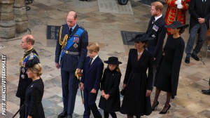 L'ultimo viaggio di Elisabetta II, due minuti di silenzio e l'inno "God save the King" chiudono il funerale