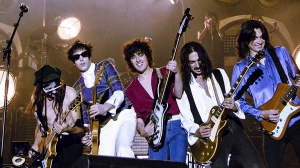 La Chitarra Nella Roccia: il primo album live di Lucio Corsi, un rito tra musica e magia toscana