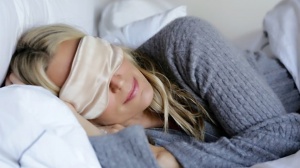 La Generazione Zeta preferisce il letto alla vita notturna: esplode l'#earlynight