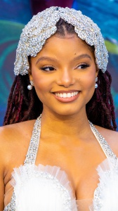 La Sirenetta: i capelli di Halle Bailey valgono migliaia di dollari e per muoverli si è quasi rotta il collo!