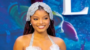 La Sirenetta: i capelli di Halle Bailey valgono migliaia di dollari e per muoverli si è quasi rotta il collo!
