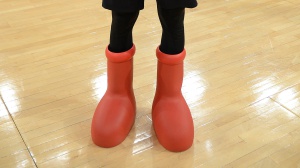 La tendenza delle scarpe Cartoon: da dove nasce la moda dei "Big Red Boots" 
