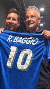 L’abbraccio delle leggende: Baggio e Messi, la maglia che unisce due epoche