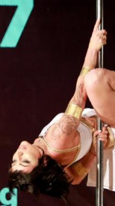 L’universo atletico e artistico della pole dance, tra forza fisica e mentale