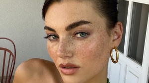Lentiggini finte, il trend torna anche nel 2024: come crearle con il make-up