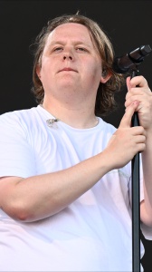 Lewis Capaldi ferma il tour: "La decisione più difficile della mia vita"