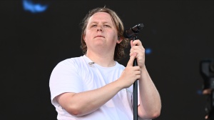 Lewis Capaldi ferma il tour: "La decisione più difficile della mia vita"