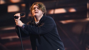 Lewis Capaldi potrebbe smettere di fare musica: "Il mio tic sta diventando piuttosto grave sul palco"