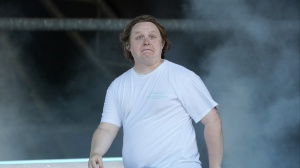 Lewis Capaldi soccorre una signora svenuta per strada a Londra