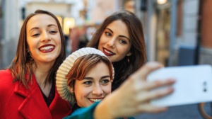 LIFESTYLE: IL RAPPORTO TRA I GIOVANI E LA SELFIE MANIA. IN NORVEGIA GIA’ ILLEGALI I RITOCCHI ALLE FOTO SOCIAL