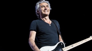 Ligabue canta "Niente Paura" sui social e invita a dare una mano Ligabue canta "Niente Paura" sui social e invita a dare una mano
