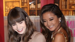 Lily Collins saluta Parigi e bacia la Tour Eiffel