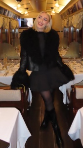 Listening party in tram: Mara Sattei sorprende i fan a Milano