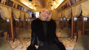 Listening party in tram: Mara Sattei sorprende i fan a Milano