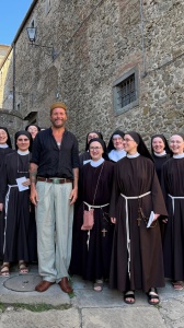 Lorenzo Jovanotti e il legame speciale con le Clarisse di Cortona: un incontro tra ricordi, fede e ricerca della felicità Lorenzo Jovanotti e il legame speciale con le Clarisse di Cortona: un incontro tra ricordi, fede e ricerca della felicità