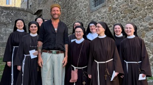 Lorenzo Jovanotti e il legame speciale con le Clarisse di Cortona: un incontro tra ricordi, fede e ricerca della felicità