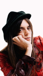 Lucio Corsi su Radio Zeta lancia “Volevo essere un duro”, il nuovo album “di amicizia, ricordi e amore”