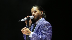Maluma colpito da un fan con una stampella durante il suo concerto