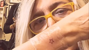 Mara Venier, la nonna rock posta sui social il suo primo tatuaggio 