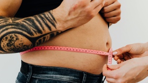 Matrimonio e girovita, esiste una correlazione? Rischio obesità pericolo concreto soprattutto per gli uomini