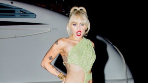 Miley Cyrus fa la damigella d’onore al matrimonio di sua madre Tish. Ecco le foto!