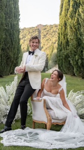 Millie Bobby Brown si è sposata con Jake Bongiovi. Ecco le foto della cerimonia 