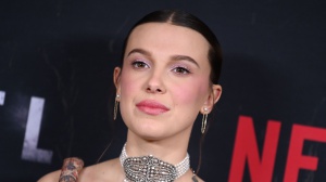 Millie Bobby Brown spinge il suo cane nel passeggino dopo la prima di "Damsel"
