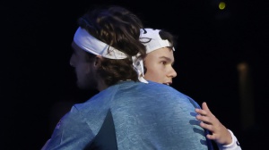 Nitto Atp Finals, Stefanos Tsitsipas si ritira. Ma prima abbraccia Holger Rune