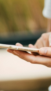 Notifiche sullo smartphone, quanto ci distraggono? Gli italiani le controllano fino a 80 volte all’ora