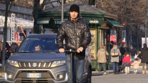 Nuovo codice della strada, ecco cosa cambia per i 18enni neopatentati: stretta su monopattini e supercar