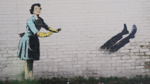 Nuovo murale di Banksy contro la violenza domestica in occasione di San Valentino