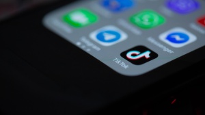 Nuovo trend di Tik Tok per il 2023: le mamme si vestono come le figlie e sono più belle che mai!