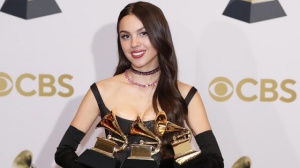 Olivia Rodrigo celebra il primo anniversario dell'album di debutto 'Sour' 