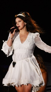 Paura al concerto di Lana Del Rey: i fan cadono uno sopra l'altro