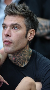 Paura per Fedez: ricovero in ospedale? La Ferragni torna da Parigi all'improvviso