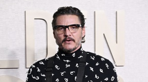 Pedro Pascal spiega l'infortunio al braccio e rivela se fermerà la seconda stagione di The Last of Us