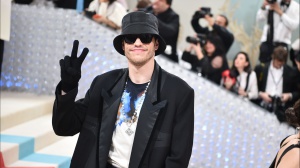 Pete Davidson si fidanza ufficialmente con Chase Sui Wonders! Ecco le foto dei due che adottano il loro primo cane