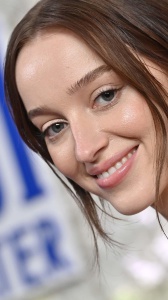 Phoebe Dynevor e Cameron Fuller stanno insieme? Ecco le nuove foto mano nella mano!