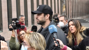 Piqué risponde al “brano-frecciatina” di Shakira con un Casio in mano: “Questo orologio è per sempre”